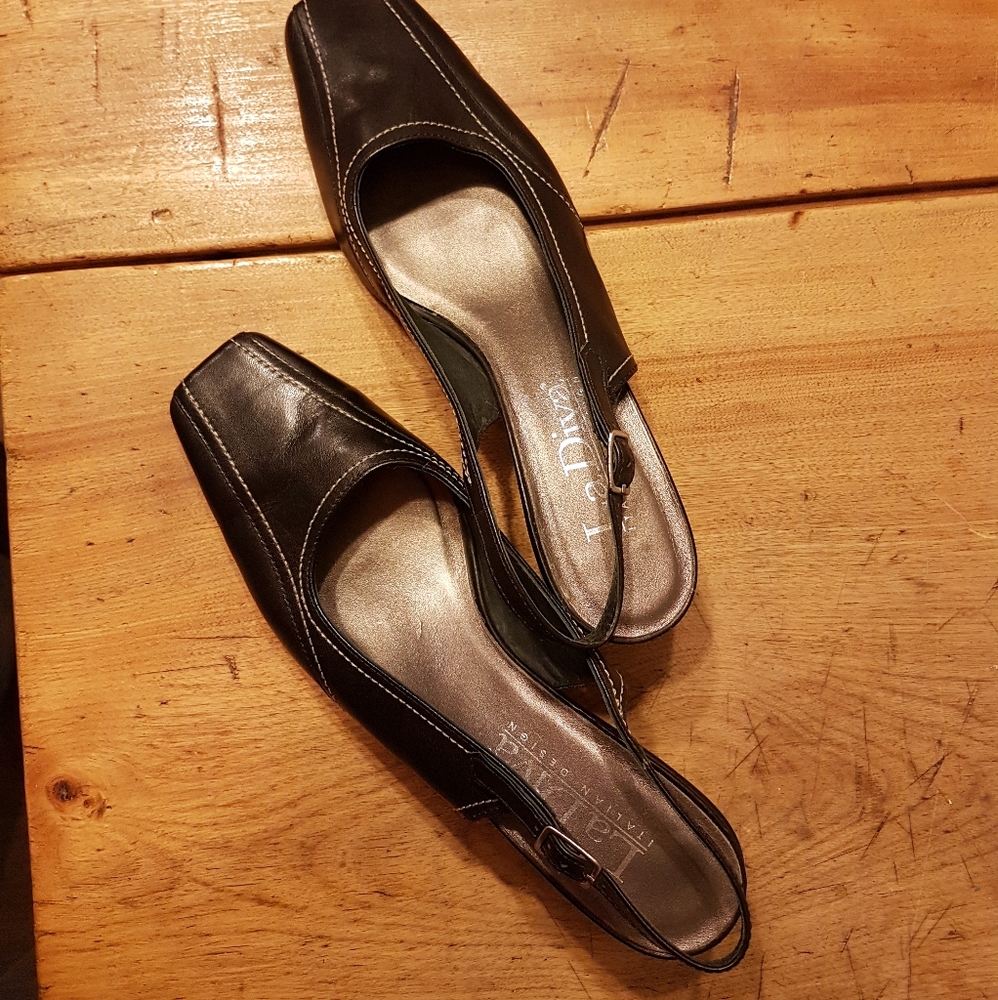 La Diva Women's heeled mules sz 8.5B